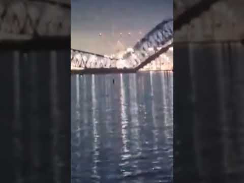 Cae un puente en Baltimore. Un barco de carga lo chocó y el puente se desplomó.