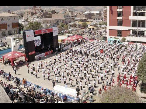 Huancayo: Jóvenes zapatean a ritmo de Huaylash y baten récord Guinness