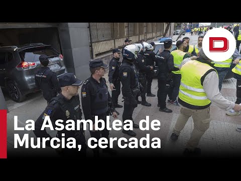 Un grupo de agricultores bloquean la Asamblea de Murcia y zarandean el coche de Fernando López Miras