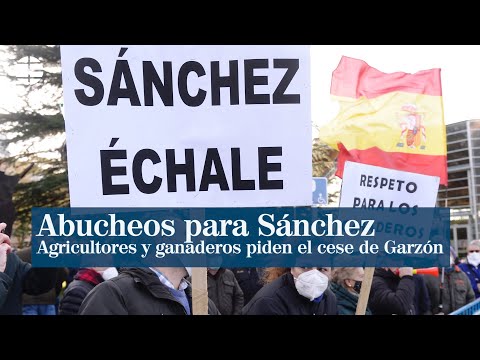 Agricultores y ganaderos reciben a Sánchez con abucheos y le piden el cese de Garzón