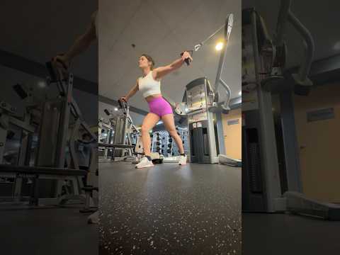 Hot girls train chest!! #chestday #cablecrossover  