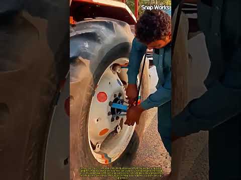 레버리지 회전 토크로 대형 농기계 휠 허브를 밀어내는 원리 #worker #process #engineering #tools #heavyequipment