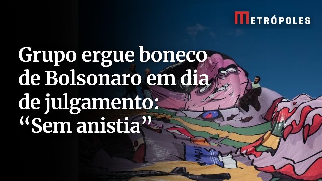 Grupo ergue boneco de Bolsonaro em dia de julgamento Sem anistia