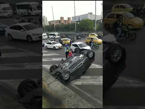 Un carro se volcó a la altura del deprimido de Parques del Río - Telemedellín