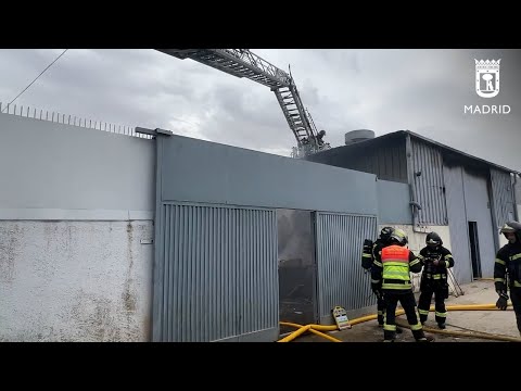 Incendio en un patio interior de una nave de almacenamiento en el Sector VI de la Cañada Real