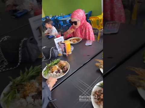 Ayu Raudhah Makan Apa tu....Che Ta Selera Makan tu...