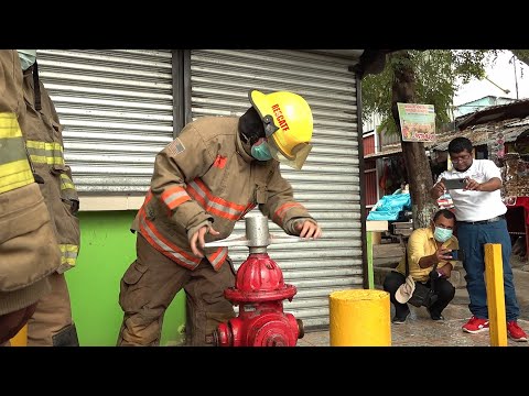 Bomberos inspeccionan hidrantes en el mercado Roberto Huembés