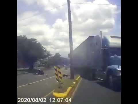 Acompañante de motociclista fallece luego que impactaran contra un furgón