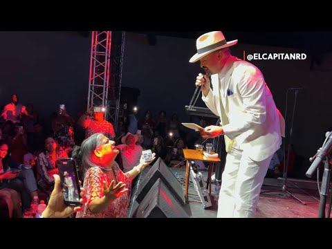 Wason Brazoban besa una señora durante concierto en Puerto Plata