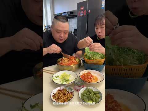 蠢老公背著我偷偷藏大雞腿吃，被我發現偷偷換走，最後沒吃上肉氣哭了！