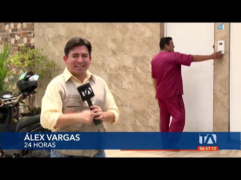 Un veterinario presta atención médica a domicilio a sus clientes, en Guayaquil