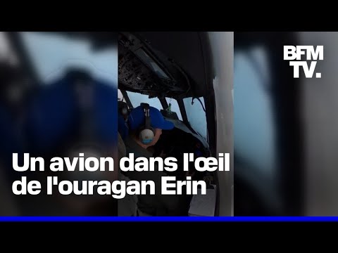 Un chasseur d'ouragan vole dans l'œil de l'ouragan Erin