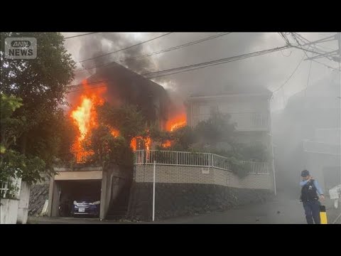 ニュースの動画サムネイル - 東京・八王子市の住宅が燃える　2人病院に搬送　40代女性と男の子が軽傷(2025年7月14日)