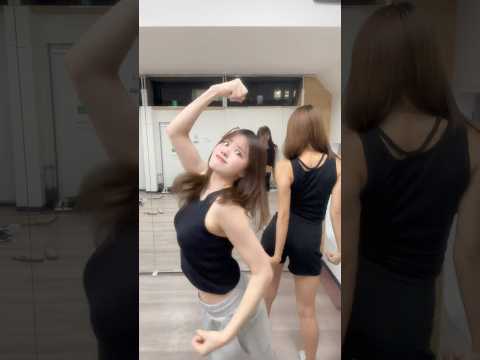 まずはノックからしたかったのに///#脇毛剃り忘れ#ポージング対決