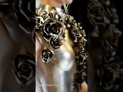 Anya Taylor Joy visita CdMx y usa un asombroso vestido metálico de flores