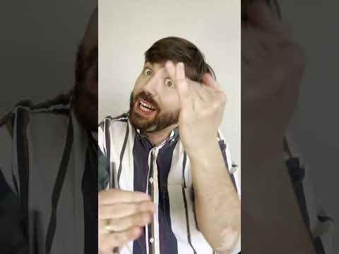 LE METTEUR EN SCÈNE EN SUEUR DE FAIRE DES RETOURS