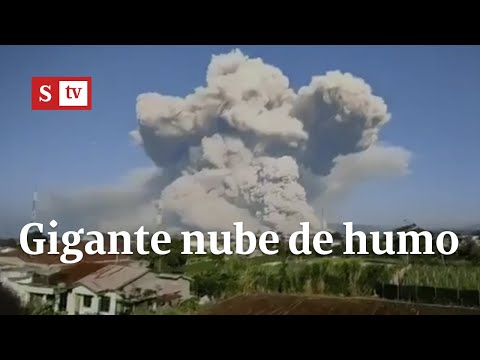 Volcán Sinabung de Indonesia arroja espectacular columna de cenizas | Videos Semana