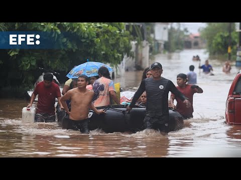 El paso del huracán John por Acapulco deja severas inundaciones, deslaves y carreteras destruidas