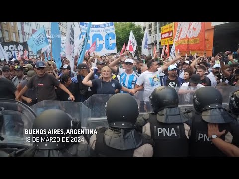 Manifestantes reclama alimentos para los comedores comunitarios y chocan con policía en Argentina