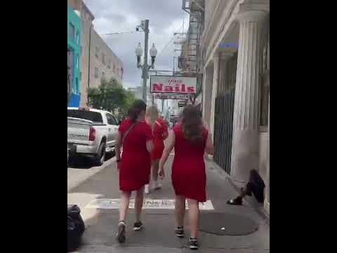 Hombres y mujeres con vestidos rojos en New Orleans para tener tragos gratis