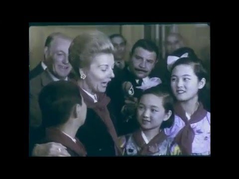 Isabelita y López Rega reciben ballet de niños coreanos, circa 1975