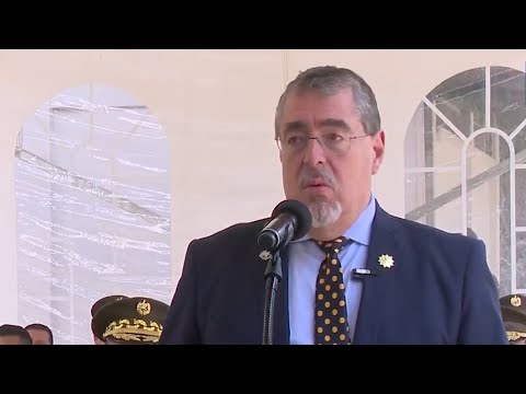 BERNADO ARÉVALO PRESENTA LA PRIMERA ESCUELA DE DERECHOS HUMANOS DEL EJERCITO DE GUATEMALA