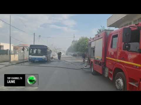 Top Channel/ Merr flakë në ecje autobusi i linjës Durrës-Porto Romano, asnjë i lënduar