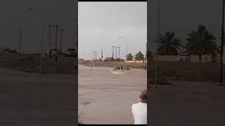 رجل كاد ينجرف مع السيل في عُمان