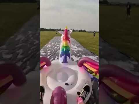Paracaidistas aterrizan en un unicornio inflable en festival de paracaidismo en Inglaterra