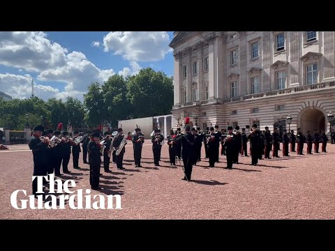 Taylor Swift's Shake It Off played during changing of the guard at Buckingham Palace