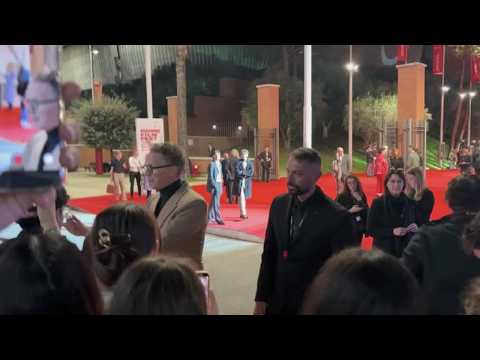 Paul Bettany firma autografi sul red carpet del Festival del Cinema di Roma