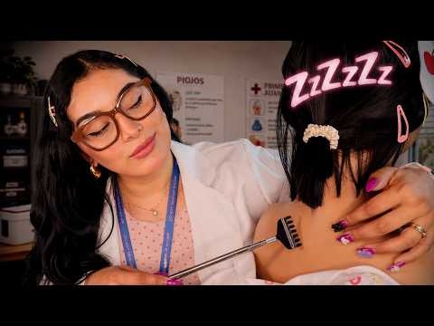 ASMR Enfermera Escolar 💅🏻 TE RASCA la ESPALDA porque FINGES <strong>DOLOR</strong> 😴😂