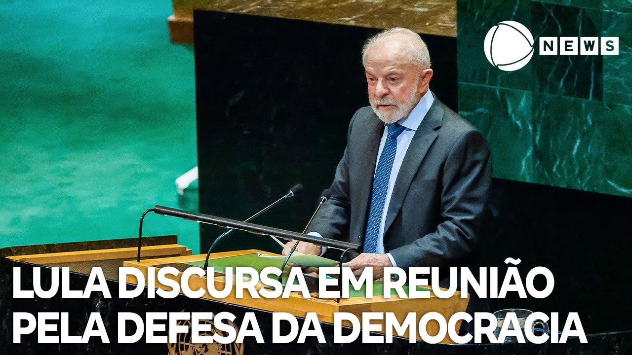 Lula discursa em reunião pela defesa da democracia