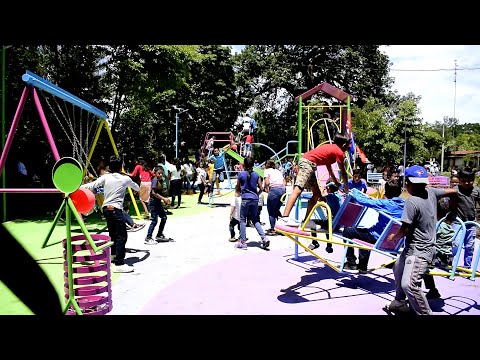 Municipalidad entrega a familias de La Ceiba proyecto de parque infantil