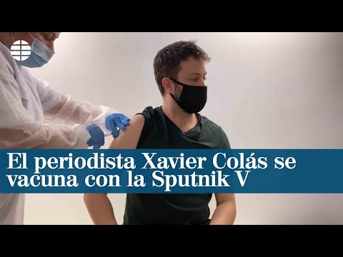 El periodista de EL MUNDO, Xavier Colás, se vacuna contra el covid con la vacuna Sputnik V