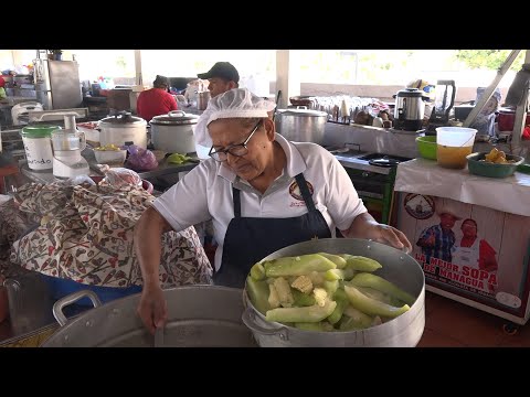 Familias disfrutan de las delicias gastronómicas en el Tiangue Hugo Chávez