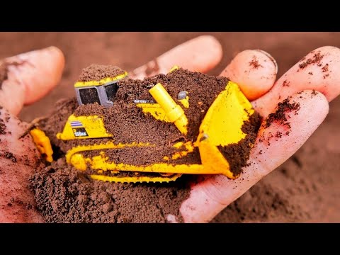 トミカのはたらくくるまを土から探してきれいにしよう♪Finding Miniture Cars TOMICA in the Sand and Brush Cars