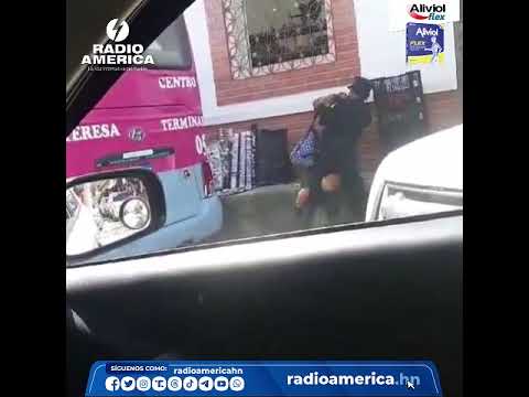 Agente de la Policía Municipal agrede a una mujer mientras realizaba sus ventas ambulantes
