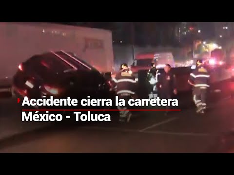 Accidente provoca el cierre de la México - Toluca; la camioneta quedó sobre la barda de contención