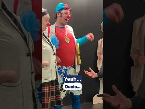 Pas d'excuses, pas de limites; c'est le mantra de Luca 'Lazylegz' Patuelli. Dre Fifi et Dr Pédalo sont entrés dans son univers en lui proposant un rap pas piqué des vers... Pour le compléter, Luca leur a proposé quelques mouvements à utiliser lors de la soirée CONFETTI 🪩
https://fondationdrclown.ca/confetti-soiree-benefice/
--
No Excuses No Limits is Luca 'Lazylegz' Patuelli's mantra. Dr Fifi and Dr Pedalo entered his world and offered Luca a sick beat... Impressed, Lazylegz proceeded to teach them some cool moves to show off during the Dr Clown Foundation's fundraiser, CONFETTI.