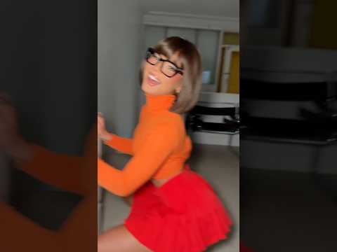 Jinkies! 🧡🔎 #velma #makeup #velmacosplay #halloween #makeupartist #scoobydoo