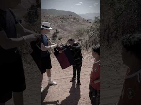 😱 Le REGALÉ la CAMISETA del BARÇA y me DIJO que NO por ESTO 💀 #futbol #viaje