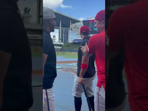 Los Venezolanos Luis Arrarz, Lidemaro Vargas y Keibert Ruiz comparten antes del juego