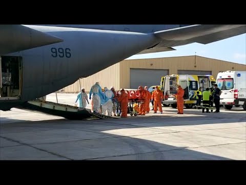 Trasladan a pacientes críticos de COVID-19 desde Antofagasta a Santiago en avión Hércules