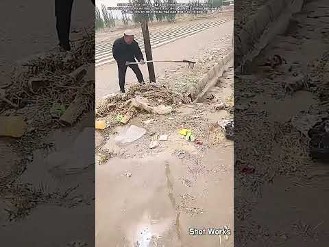 막힌 농수로 오물을 긁어내어 배수 흐름을 개선하는 방법 #worker #process #cleanup #trash #<strong>environment</strong>