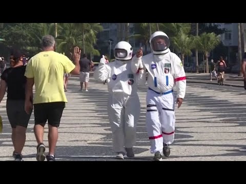 Caminata espacial por la playa | Pareja le hace frente a la pandemia utilizando trajes de astronauta