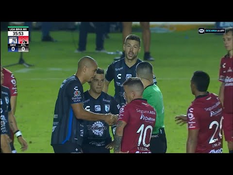 Gularte se iba...pero el VAR decidió que solo fue amarilla | Liga MX