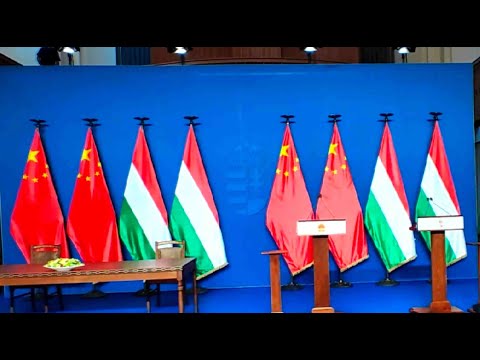 Xi Jinping asiste a una ceremonia de intercambio de documentos de cooperación con Viktor Orbán