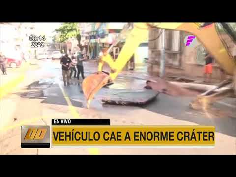 Vehículo cae a enorme cráter en Asunción