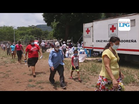 Cruz Roja Salvadoreña entrega paquetes alimenticios a comunidades en San Salvador y La Libertad
